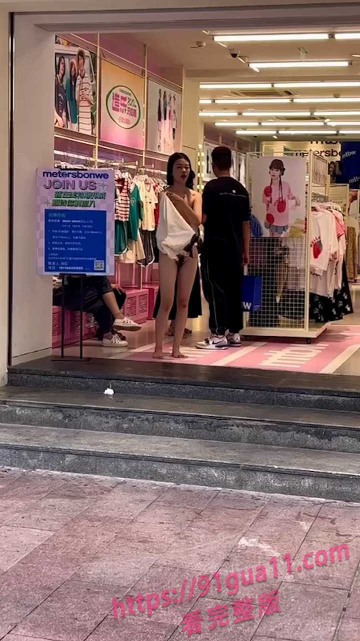 小妹与男友逛街吵架1