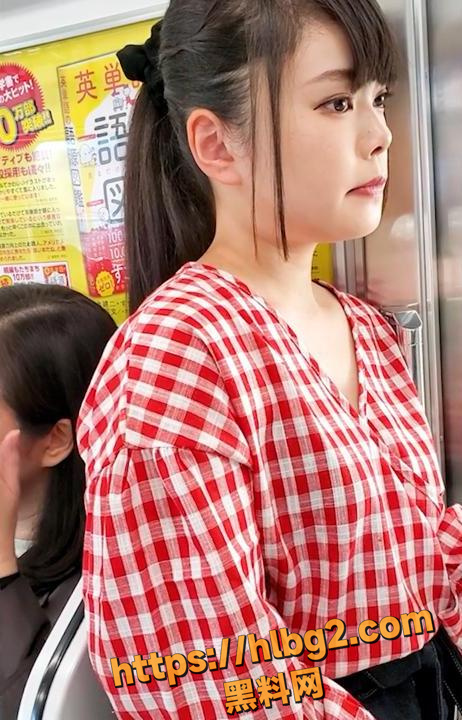 地铁偷拍狂人偷拍红色格子衫美女饱满美乳 居高临下俯瞰式偷拍 犹如一对活了的小白兔要蹦出女子胸部！