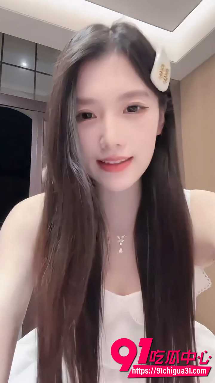 网红萧萧不吃辣直播时故意走光2 网红萧萧不吃辣直播时故意走光2