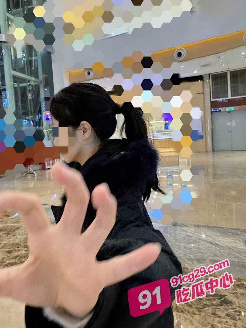 兄妹乱伦之爆操给爸爸打电话的黑丝妹妹 直接摁在厨台上疯狂抽插！ 配图