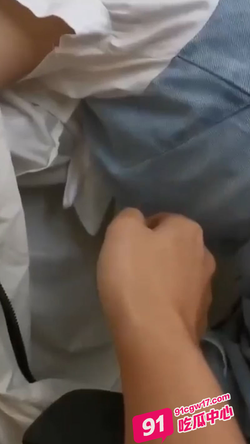 大学校园图书馆 女大学生被猥亵偷拍视频流出 女子睡着后被色狼伸手袭胸