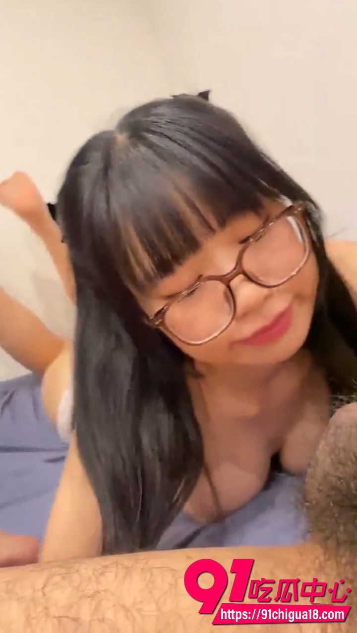 momocats不雅自拍流出 黑长直萝莉眼镜妹变骚母狗 口交深喉吸蛋3P
