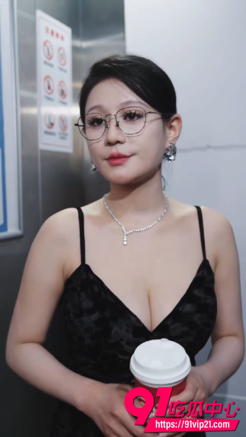 国产擦边短剧爱的天空下 张星颖演绎都市知性美女被双男围攻激情纠缠