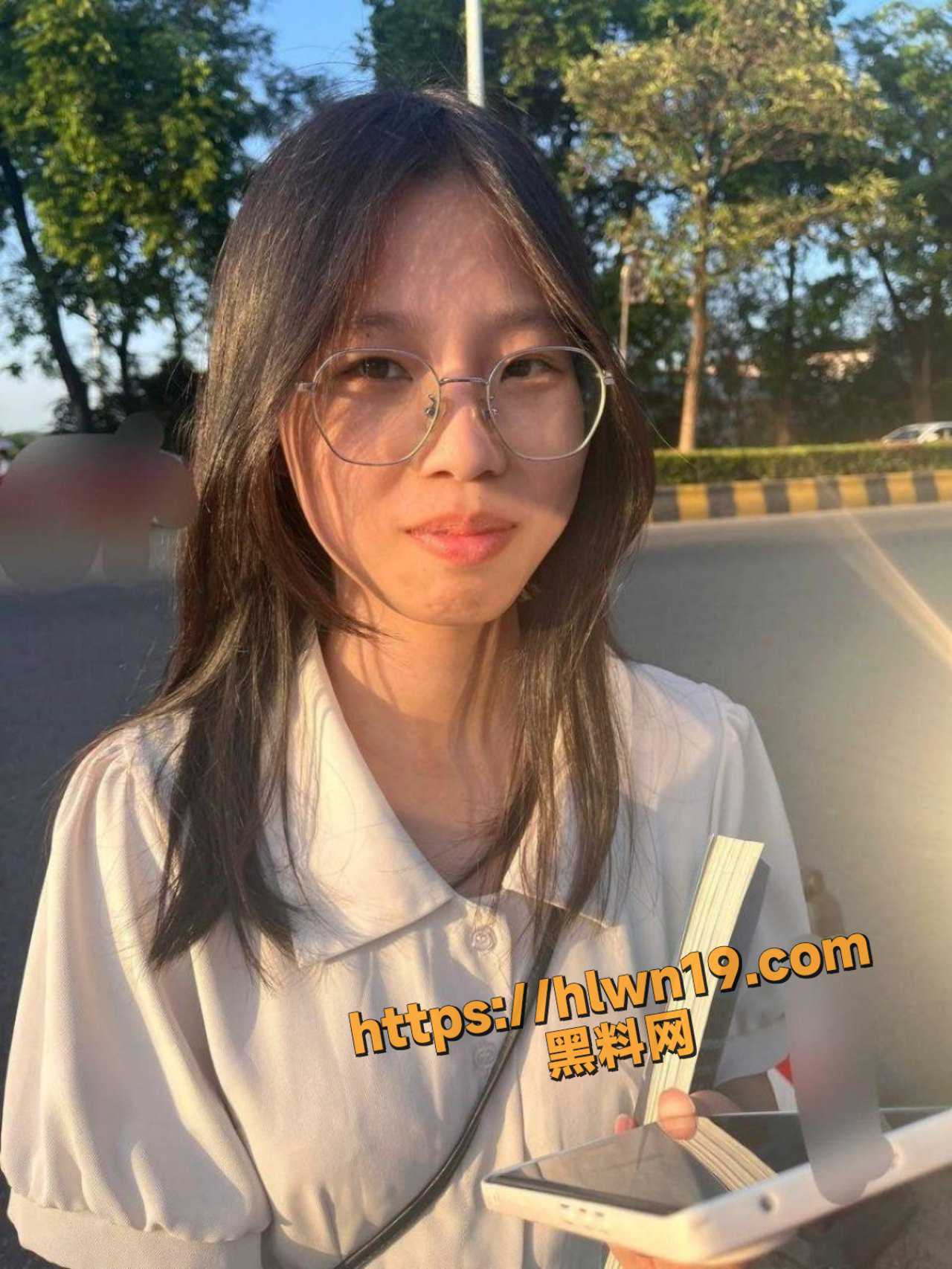 看着姨妹美艳的胴体心中一阵冲动 一把将姨妹搂在怀里 清澈如水的大眼 用哀求的眼神看着我！ 配图