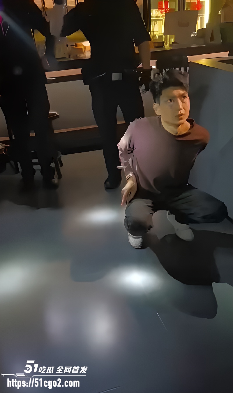 精神小伙深夜酒吧袭警 5 精神小伙深夜酒吧袭警 5