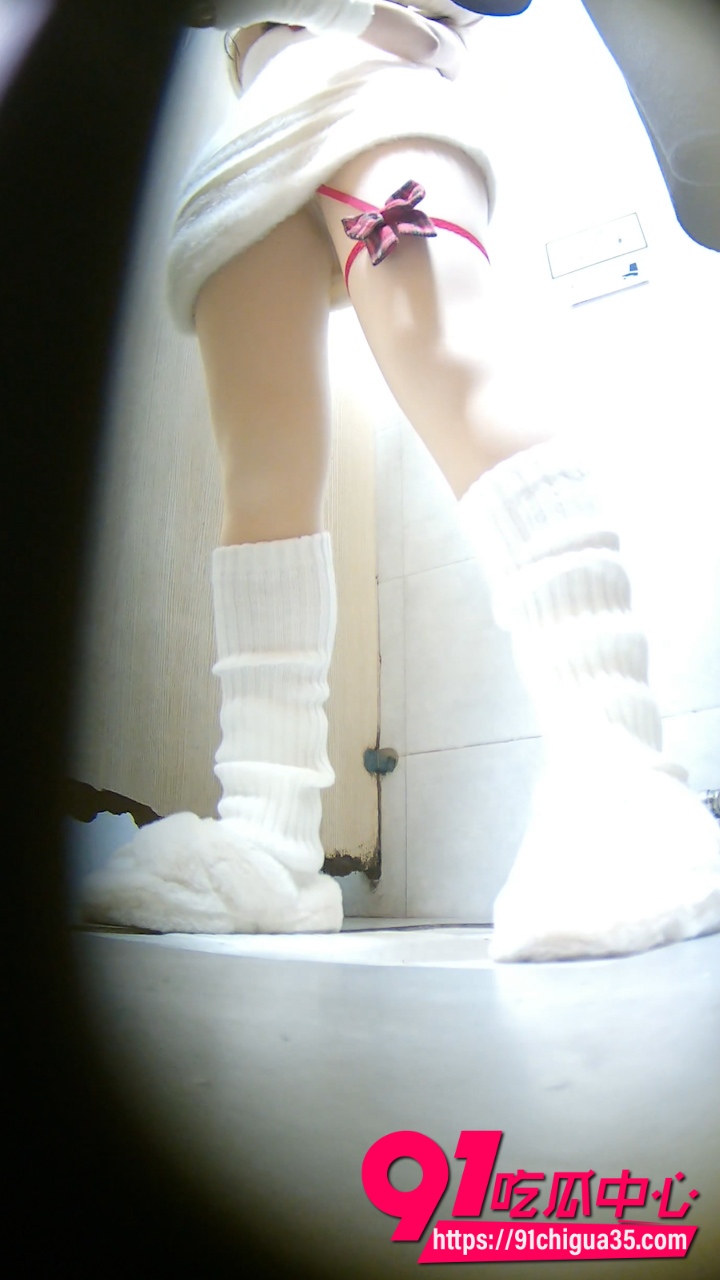 美女如云精品厕拍系列 真实偷拍女厕多位极品小姐姐蹲坑方便 脸穴同框超清晰！