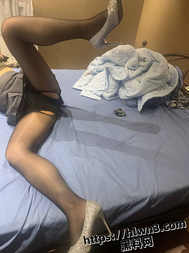 淫妻生娃前跟单男一次难忘的结合，这攻速太震撼了，骚淫水被干得哗哗往外流！