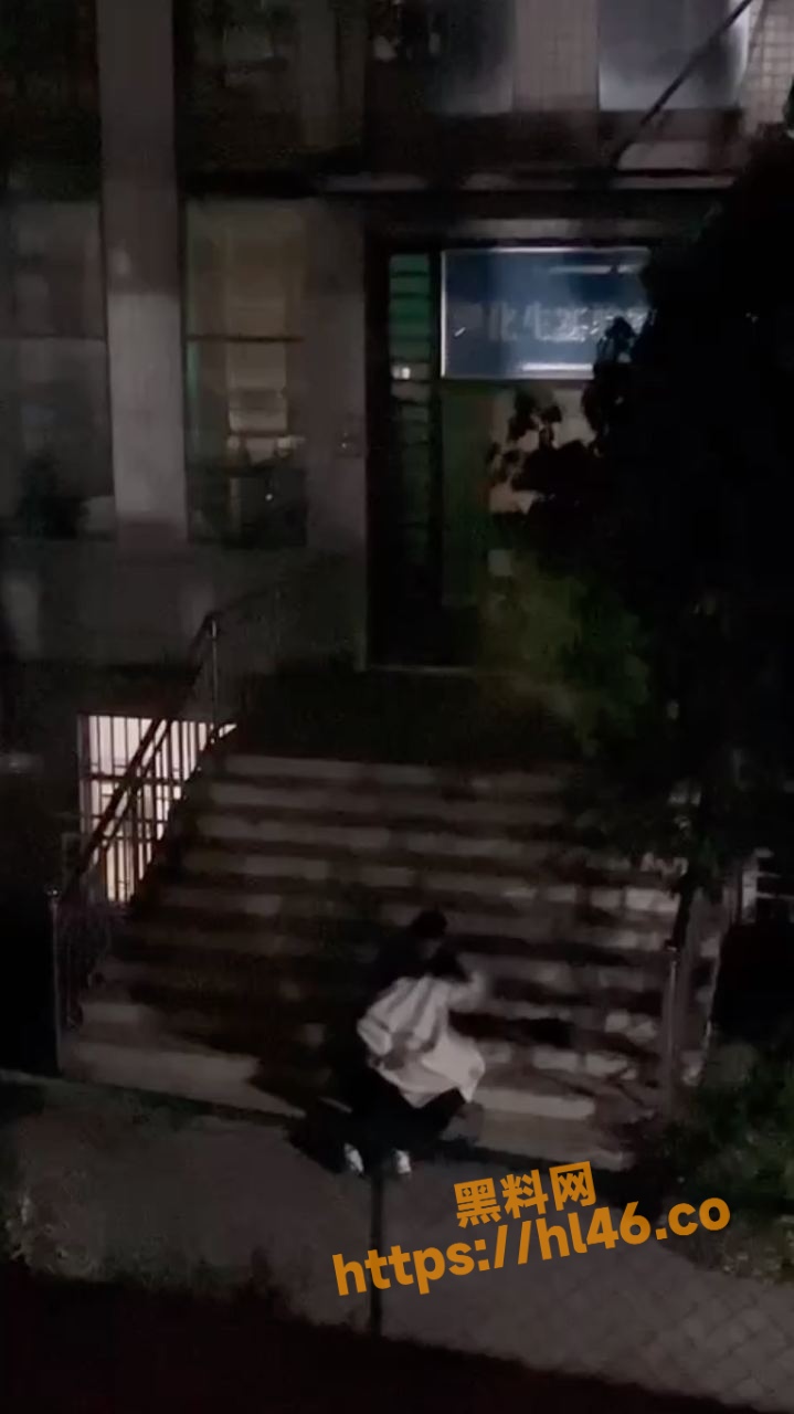 云南上大分，卧云山校区理化生实验室前一对情侣激情热吻，上演活春宫，校友越拍越兴奋