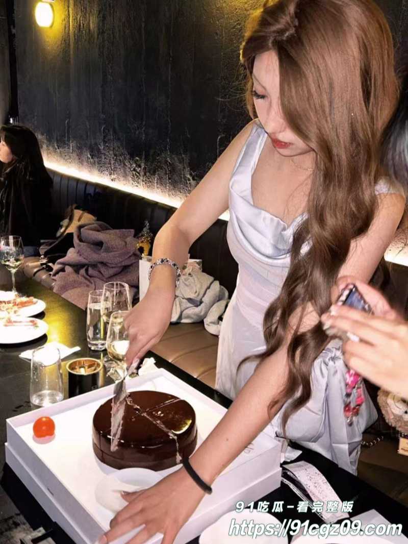 抖音反差女网红 oooo3 喜欢玩露出 自拍骚穴给榜一大哥发福利视频
