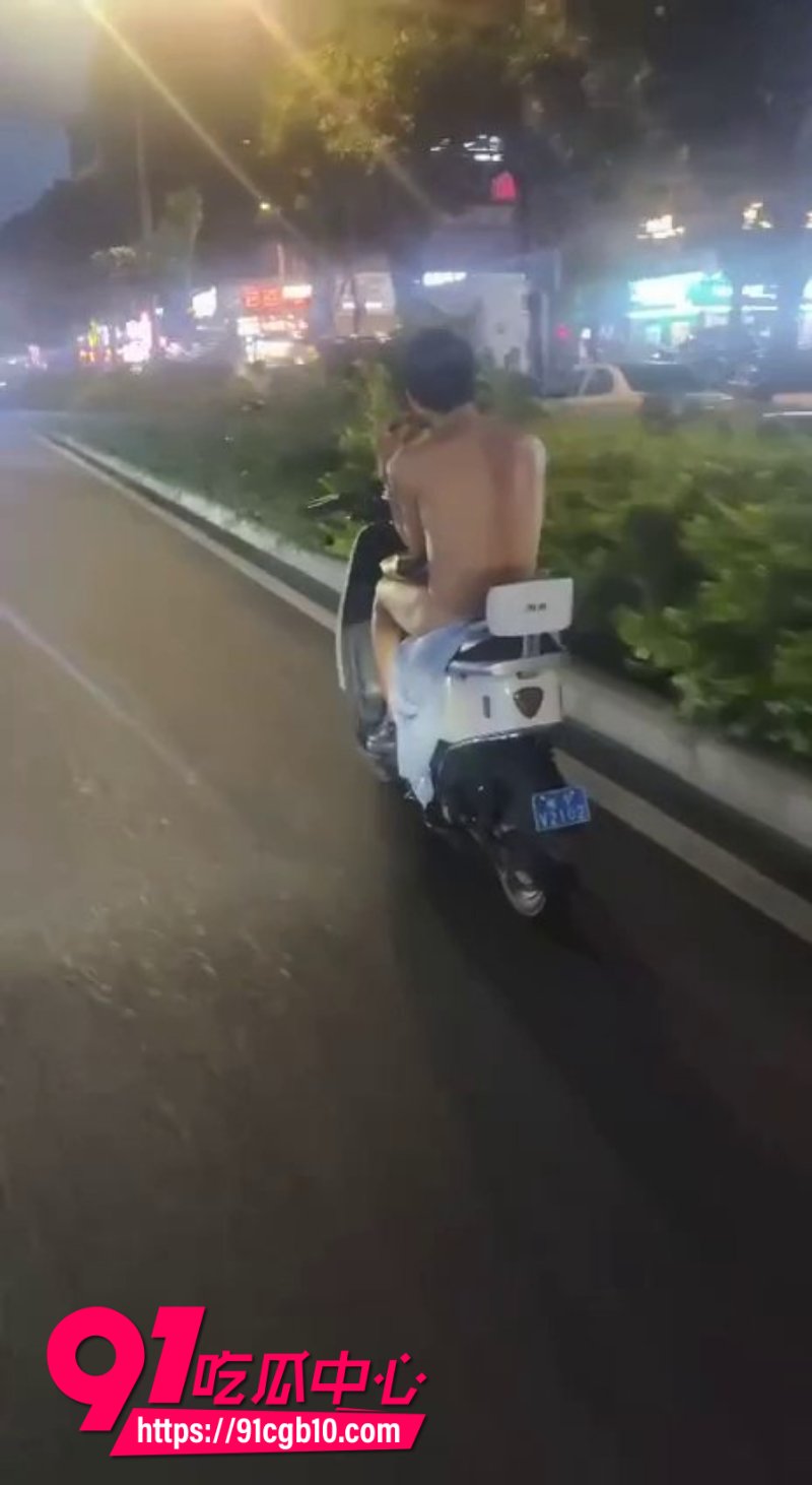 户外露出新玩法男子裸体骑电车全城游街6