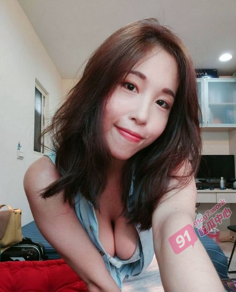 台湾小网红妮妮被金主包养 一个爱吃鸡巴的淫荡母狗永远也站不起来！