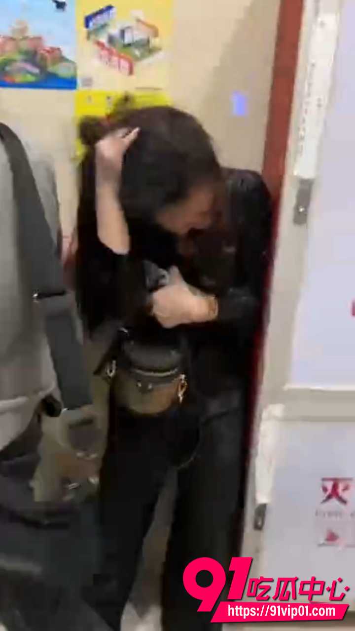 浙江小区原配抓奸丈夫和小三出轨2 浙江小区原配抓奸丈夫和小三出轨2
