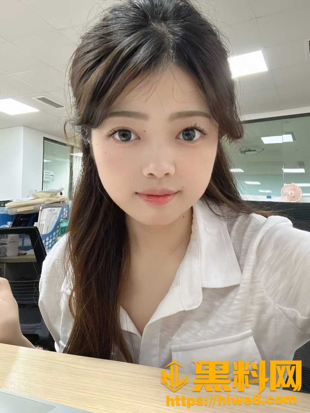 极品美女小姨子 在公交车与她亲密接触 忍不住直接内射在她的蜜穴里 配图
