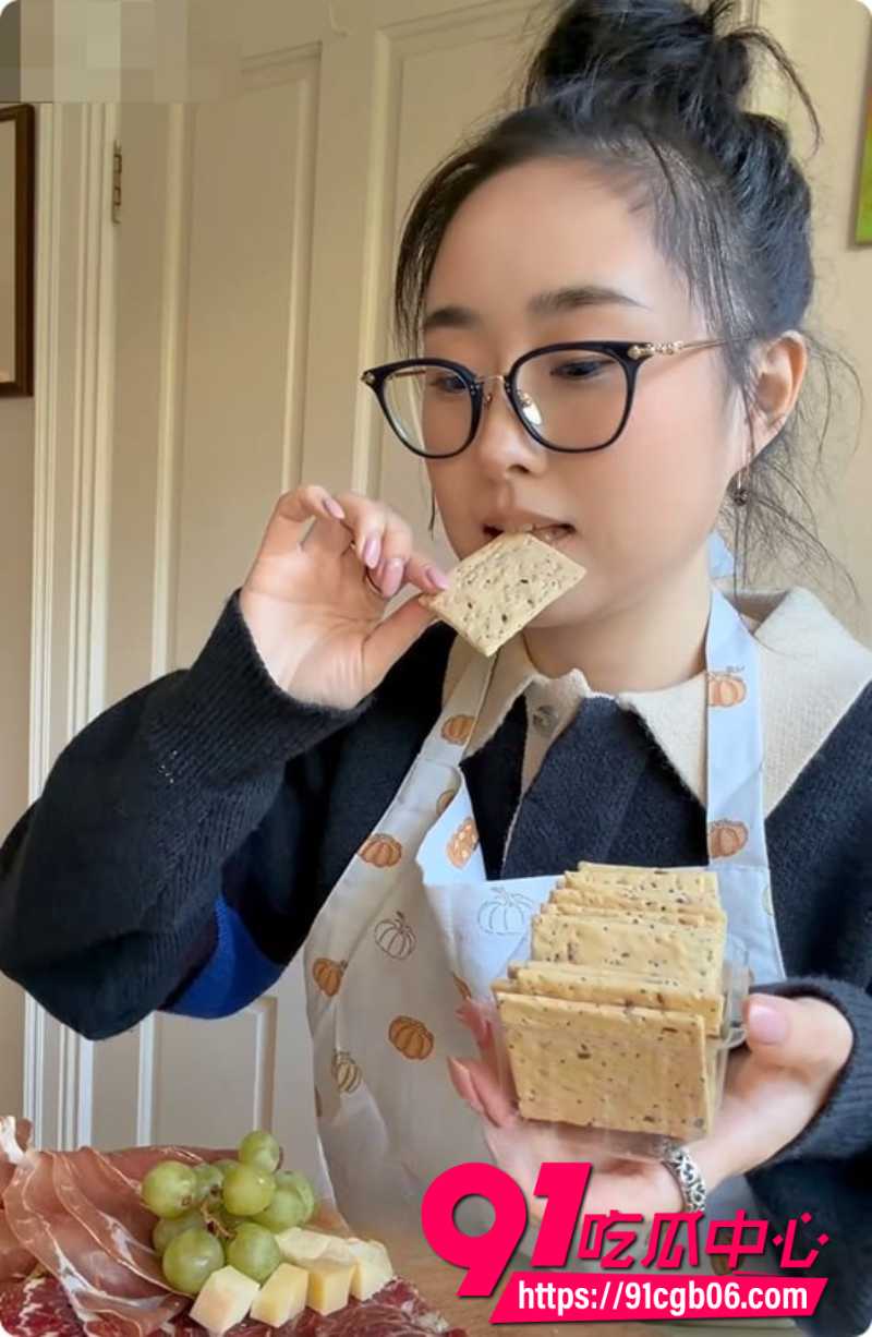 阿黑颜网黄噗噗 10月24日新作秋日volg 与前男友微醺后入内射高潮 这酒后乱性太带劲了!